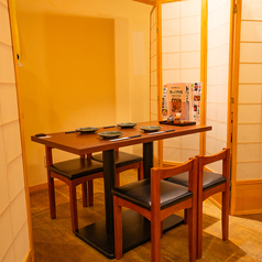 少人数様でも大人数様でもお席多数ございます♪最大７２名様まで対応可能です！各テーブル充電用電源コンセント充実　※電源ケーブルがあればご利用いただけます。