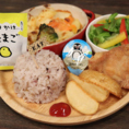 【キッズスペース＆キッズプレート有】　お子様連れも安心の店内♪お子様のお誕生日会には店内装飾とお祝いのBIRTHDAYプレートで思い出の1日をぜひ当店で★　※写真は一例です。